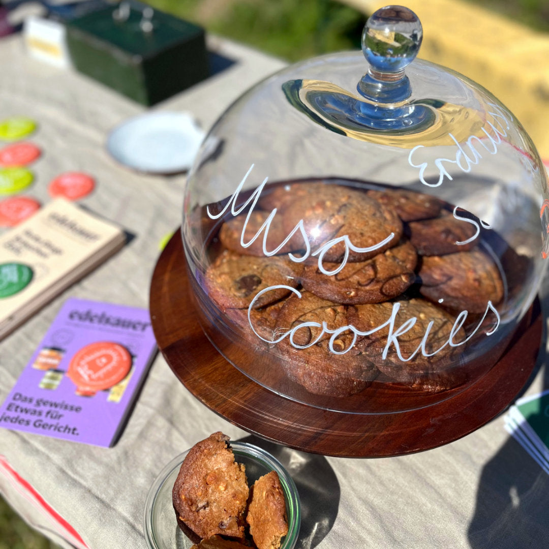 Edelsauer Miso-Cookies: Schokolade, Erdnüsse & Umami vereint. Außen knusprig, innen soft