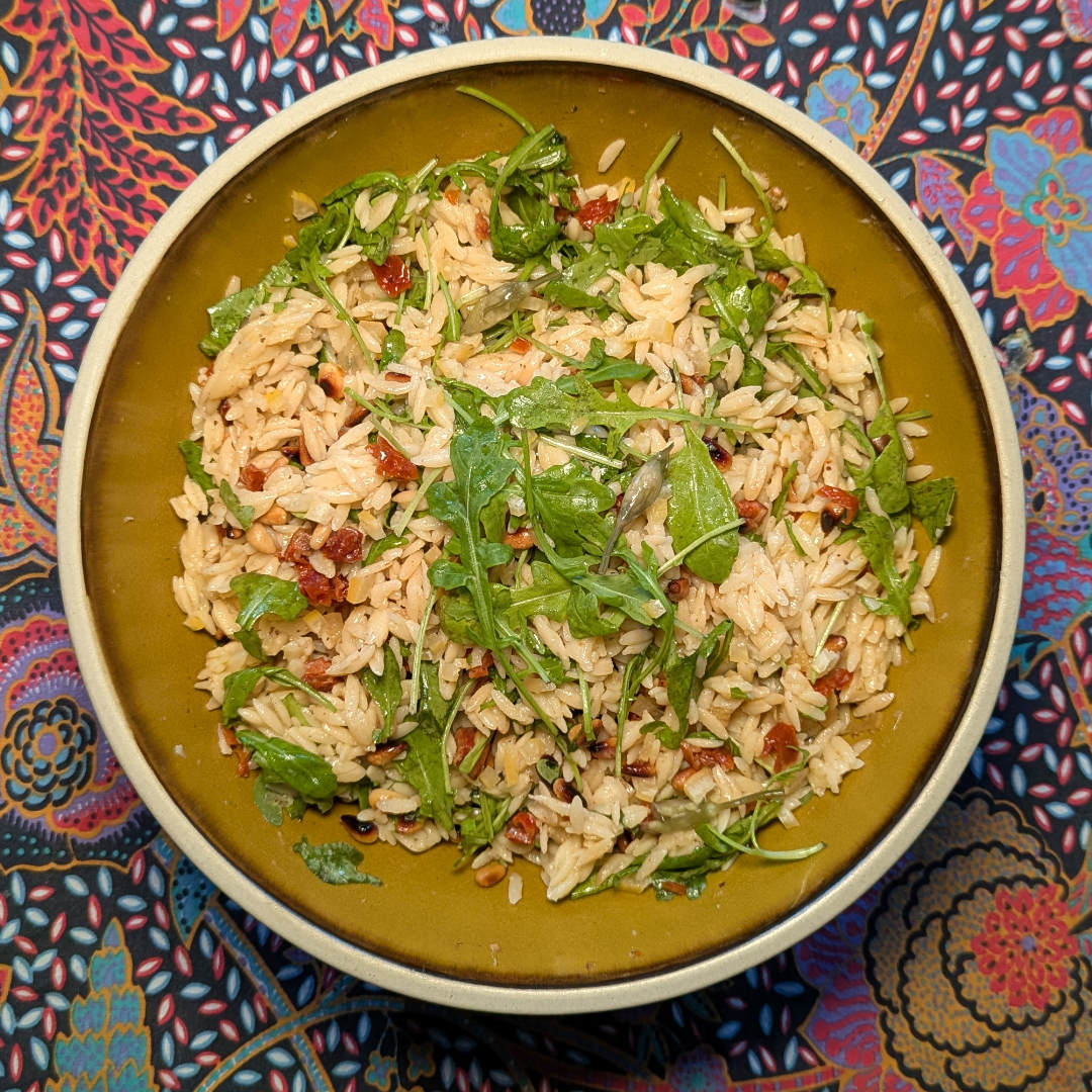 Mediterraner Risoni-Salat mit Salzzitrone & Bärlauchknospen
