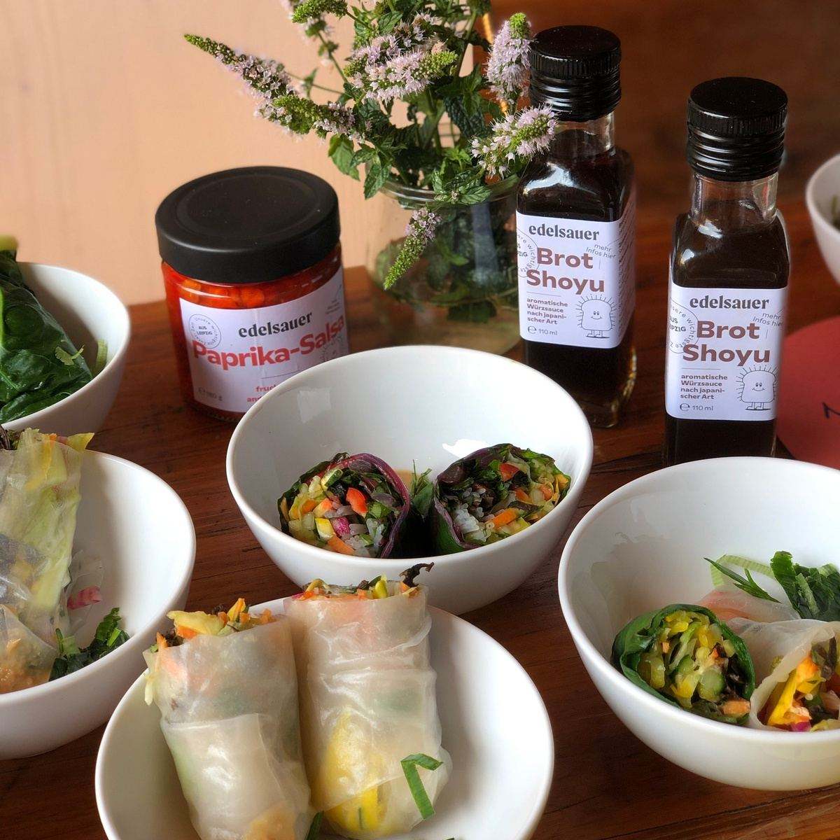 asiatisches essen in weißen schalen mit edelauer asia set koreanisches fermentiertes gemüse