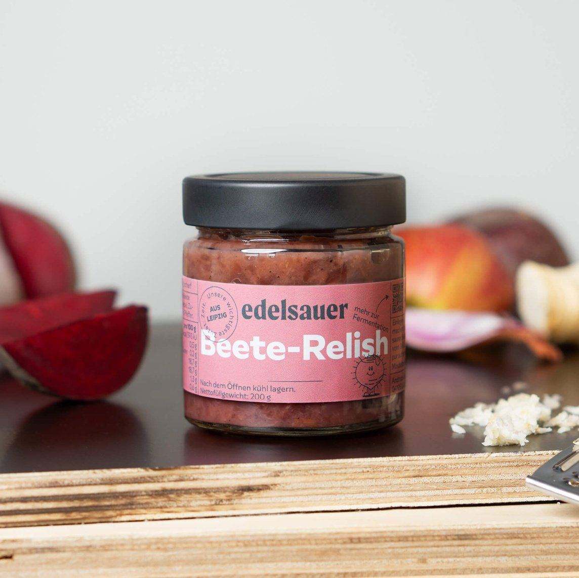 rote bete meerrettich relish im glas auf einem gedeckten tisch mit holz bretttchen