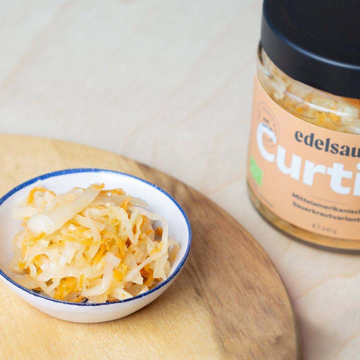 bio curtido im glas und in einer kleinen schale als beilage