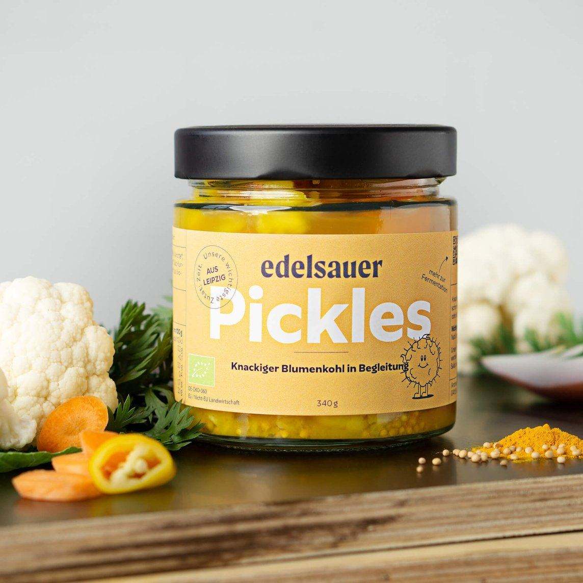 glas mit pickles aus blumenkohl von edelsauer auf einem holz brettchen