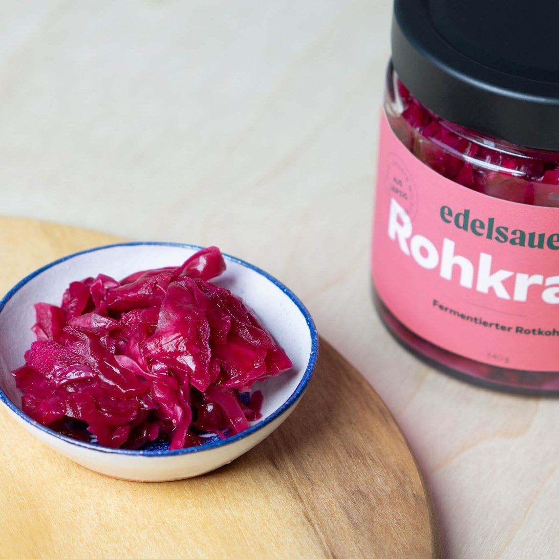 Servierfertiges Rohkraut fermentierter Rotkohl in Schale mit kräftiger Farbe & vollem Geschmack