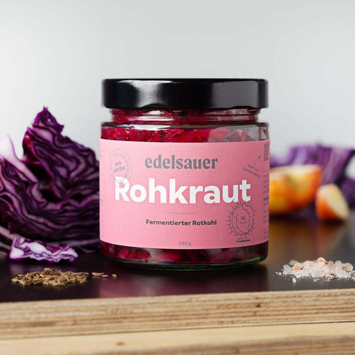 Bio Rohkraut Glas auf Holzbrett – handgemachter, fermentierter Rotkohl in stilvoller Präsentation