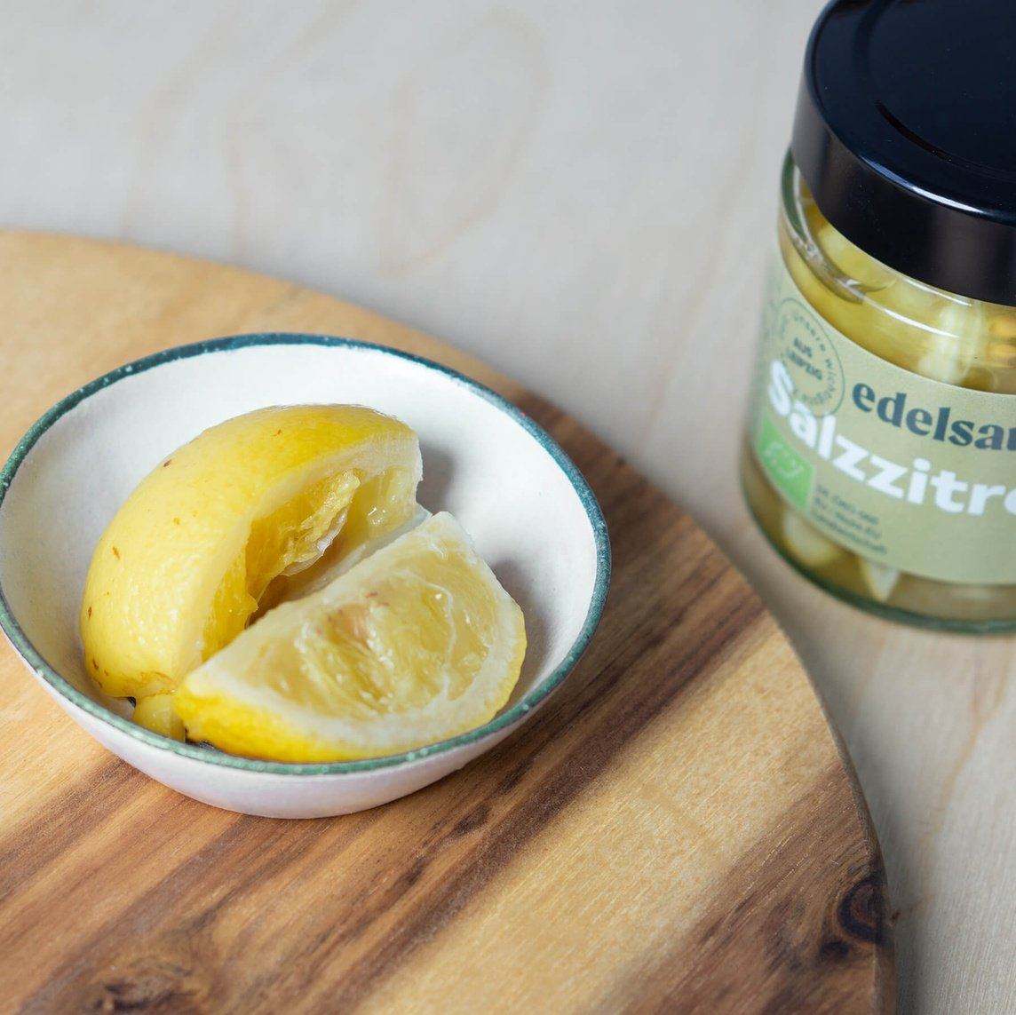 Fermentierte Zitronen in Schale unsere Bio Salzzitronen servierbereit mit kräftiger Farbe & Aroma lemon pickle